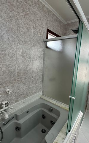 Casa de condomínio para alugar com 342m², 4 quartos e 4 vagas Casa de condomínio para alugar com 342m², 4 quartos e 4 vagasBanheiro da Suíte 2