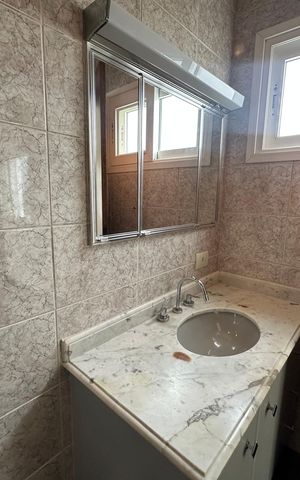 Casa de condomínio para alugar com 342m², 4 quartos e 4 vagas Casa de condomínio para alugar com 342m², 4 quartos e 4 vagasBanheiro da Suíte 1