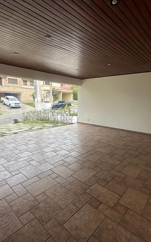 Casa de condomínio para alugar com 342m², 4 quartos e 4 vagas Casa de condomínio para alugar com 342m², 4 quartos e 4 vagasGaragem