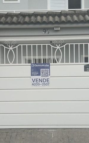 Casa à venda com 90m², 3 quartos e 2 vagas Casa à venda com 90m², 3 quartos e 2 vagasFachada