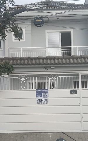 Casa à venda com 90m², 3 quartos e 2 vagas Casa à venda com 90m², 3 quartos e 2 vagasFachada