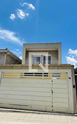 Casa à venda com 200m², 3 quartos e 2 vagas Casa à venda com 200m², 3 quartos e 2 vagasFachada