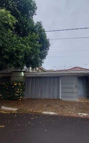 Casa para alugar com 220m², 4 quartos e 4 vagasFachada