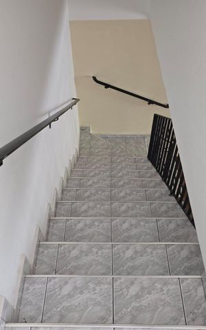 Casa à venda com 84m², 2 quartos e 1 vaga Casa à venda com 84m², 2 quartos e 1 vagaEscada acesso aos Quartos