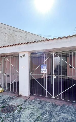 Casa à venda com 198m², 2 quartos e 2 vagasFachada + plaquinha