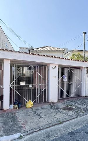 Casa à venda com 198m², 2 quartos e 2 vagasFachada + plaquinha