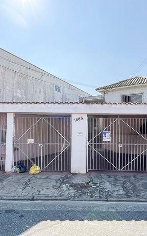 Casa à venda com 198m², 2 quartos e 2 vagasFachada + plaquinha