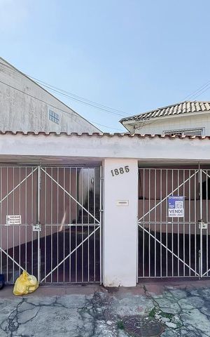 Casa à venda com 198m², 2 quartos e 2 vagasFachada + plaquinha