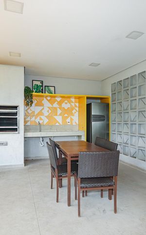 Apartamento à venda com 135m², 3 quartos e 3 vagas Apartamento à venda com 135m², 3 quartos e 3 vagasPiscina com churrasqueira e área de lazer, com vista para o jardim.