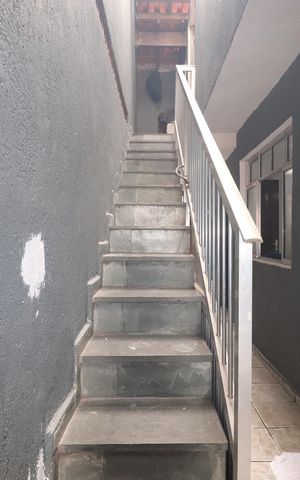 Casa à venda com 185m², 2 quartos e 2 vagasEscada Área de Serviço