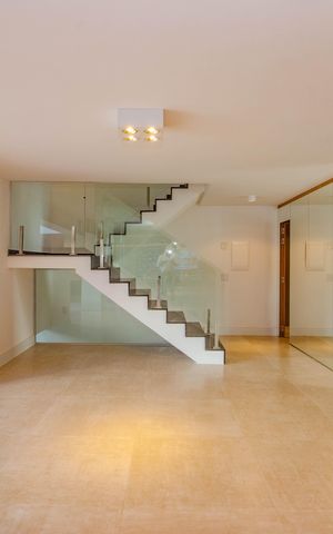 Casa à venda com 290m², 3 quartos e 2 vagas Casa à venda com 290m², 3 quartos e 2 vagasSala