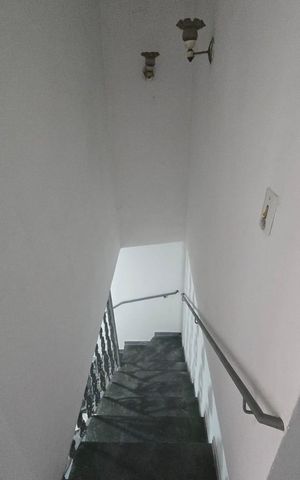 Casa para alugar com 140m², 3 quartos e 2 vagas Casa para alugar com 140m², 3 quartos e 2 vagasEscada