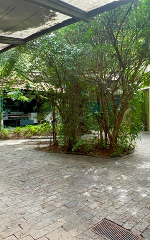 Casa à venda com 575m², 6 quartos e 7 vagas Casa à venda com 575m², 6 quartos e 7 vagasGaragem