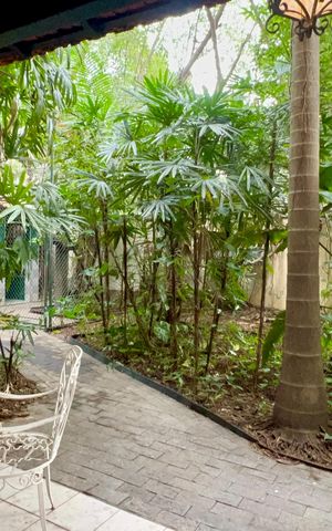 Casa à venda com 575m², 6 quartos e 7 vagas Casa à venda com 575m², 6 quartos e 7 vagasQuintal