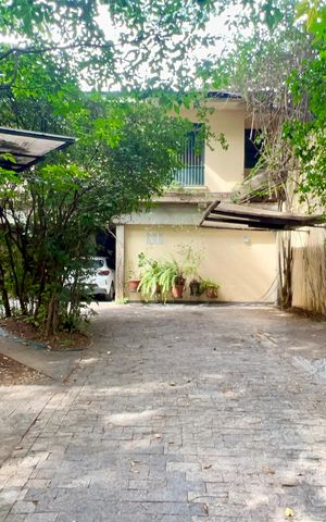 Casa à venda com 575m², 6 quartos e 7 vagas Casa à venda com 575m², 6 quartos e 7 vagasGaragem