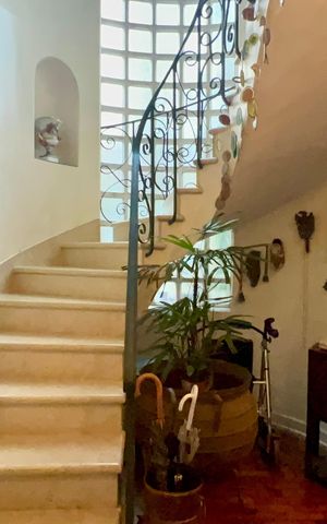 Casa à venda com 575m², 6 quartos e 7 vagas Casa à venda com 575m², 6 quartos e 7 vagasEscada
