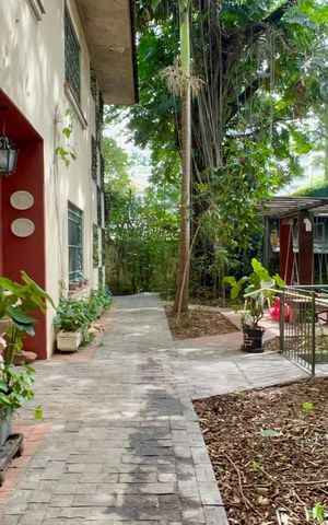 Casa à venda com 575m², 6 quartos e 7 vagas Casa à venda com 575m², 6 quartos e 7 vagasQuintal