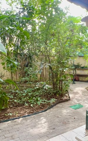Casa à venda com 575m², 6 quartos e 7 vagas Casa à venda com 575m², 6 quartos e 7 vagasQuintal