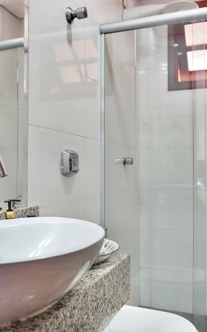 Casa à venda com 128m², 3 quartos e 2 vagas Casa à venda com 128m², 3 quartos e 2 vagasBanheiro da Suíte
