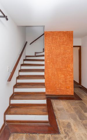 Casa à venda com 154m², 3 quartos e 2 vagasEscada