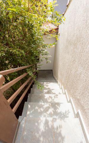 Casa à venda com 154m², 3 quartos e 2 vagasEscada