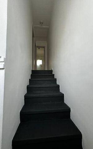 Casa para alugar com 75m², 2 quartos e 1 vaga Casa para alugar com 75m², 2 quartos e 1 vagaEscada