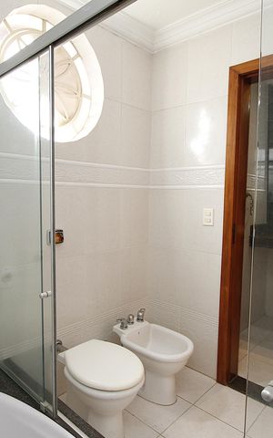 Casa à venda com 294m², 4 quartos e 4 vagasBanheiro da Semi - Suíte 1 e 2
