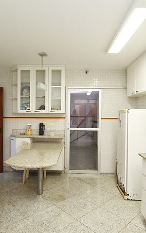 Casa à venda com 294m², 4 quartos e 4 vagasCozinha