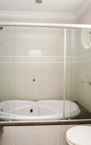 Casa à venda com 294m², 4 quartos e 4 vagasBanheiro da Semi - Suíte 1 e 2
