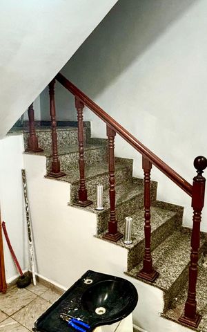 Casa à venda com 420m², 6 quartos e 6 vagasEscada