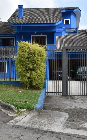 Casa à venda com 330m², 5 quartos e 5 vagasFachada