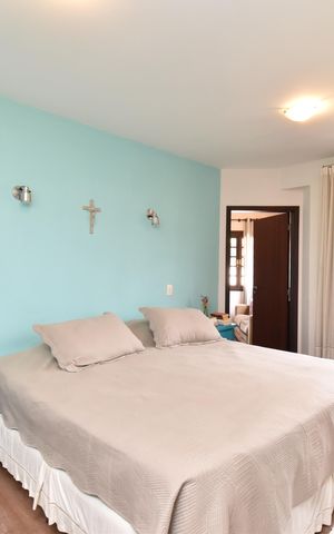 Casa à venda com 330m², 5 quartos e 5 vagasSuíte