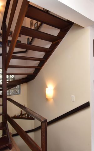 Casa à venda com 330m², 5 quartos e 5 vagasCorredor/Escadas