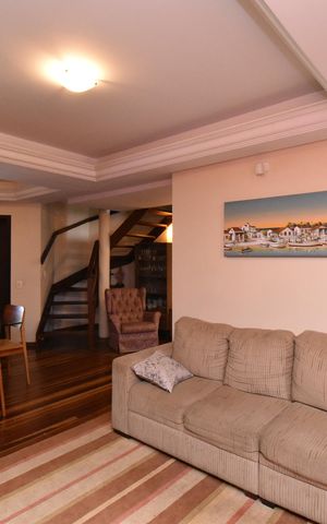 Casa à venda com 330m², 5 quartos e 5 vagasSala