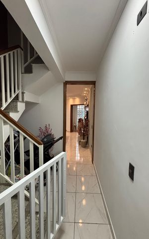 Casa à venda com 247m², 3 quartos e 7 vagas Casa à venda com 247m², 3 quartos e 7 vagasEscada