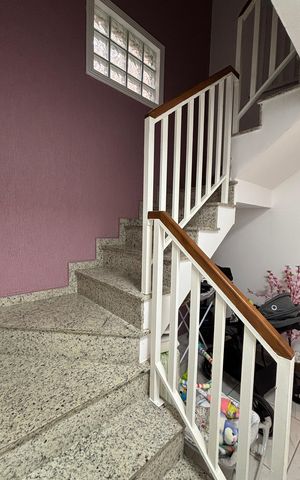 Casa à venda com 247m², 3 quartos e 7 vagas Casa à venda com 247m², 3 quartos e 7 vagasEscada