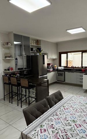 Casa à venda com 247m², 3 quartos e 7 vagas Casa à venda com 247m², 3 quartos e 7 vagasCozinha