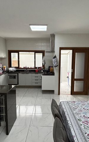 Casa à venda com 247m², 3 quartos e 7 vagas Casa à venda com 247m², 3 quartos e 7 vagasCozinha