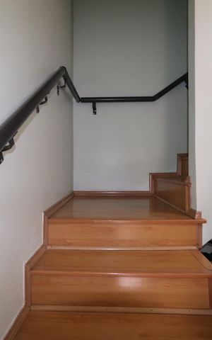 Casa à venda com 107m², 2 quartos e 2 vagasEscada