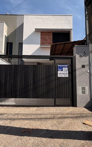 Casa à venda com 70m², 2 quartos e 2 vagas Casa à venda com 70m², 2 quartos e 2 vagasFachada