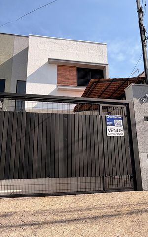 Casa à venda com 70m², 2 quartos e 2 vagas Casa à venda com 70m², 2 quartos e 2 vagasFachada