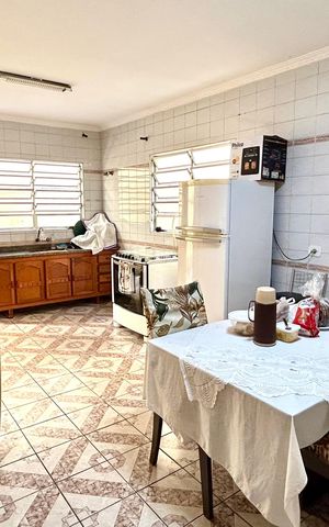 Casa à venda com 235m², 3 quartos e 3 vagas Casa à venda com 235m², 3 quartos e 3 vagasCozinha