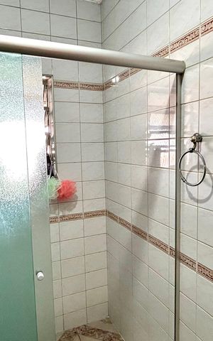 Casa à venda com 235m², 3 quartos e 3 vagas Casa à venda com 235m², 3 quartos e 3 vagasBanheiro 1