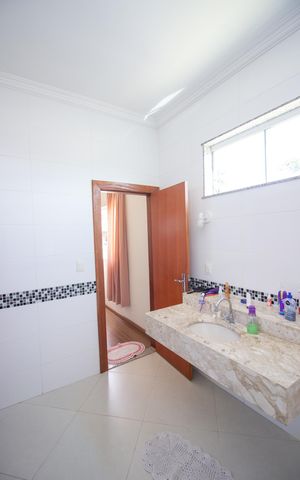 Casa à venda com 300m², 3 quartos e 4 vagasBanheiro Semi suíte