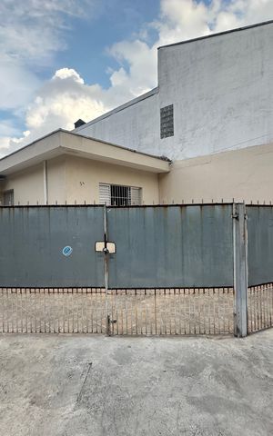 Casa à venda com 147m², 2 quartos e 3 vagas Casa à venda com 147m², 2 quartos e 3 vagasFachada