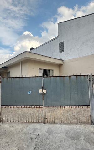 Casa à venda com 147m², 2 quartos e 3 vagas Casa à venda com 147m², 2 quartos e 3 vagasFachada