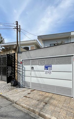 Casa à venda com 150m², 2 quartos e 2 vagasFachada + plaquinha 