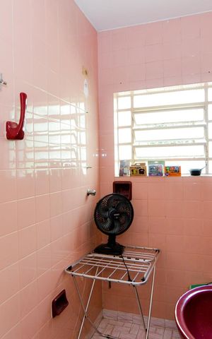 Casa à venda com 330m², 2 quartos e 2 vagasBanheiro