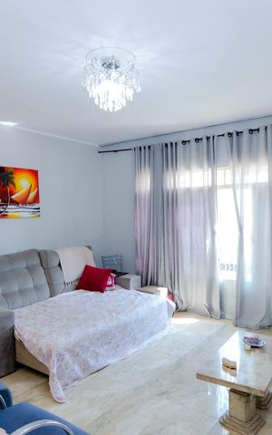 Casa à venda com 330m², 2 quartos e 2 vagasSala