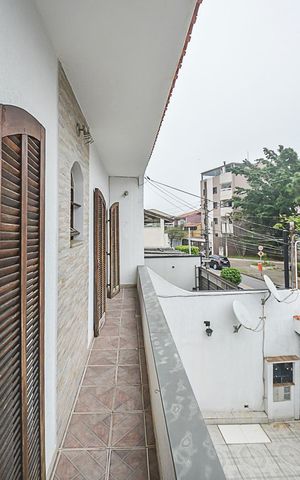 Casa à venda com 198m², 4 quartos e 4 vagas Casa à venda com 198m², 4 quartos e 4 vagasSacada do Quarto 2
